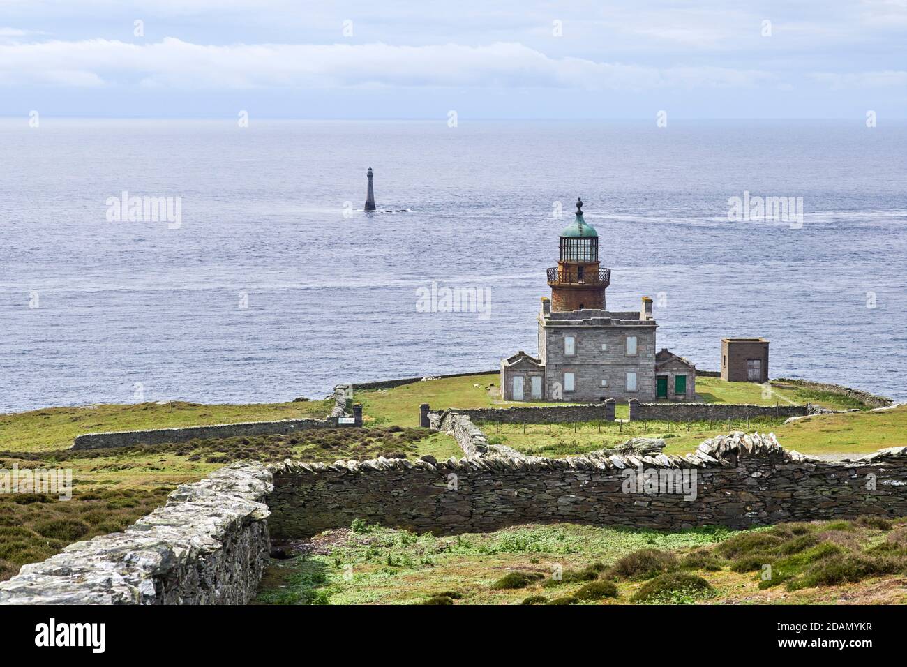 L'un des deux phares d'origine construit en 1816-18 par Robert Stevenson surplombe le phare automatisé de Chicken Rock en 1875, au Banque D'Images