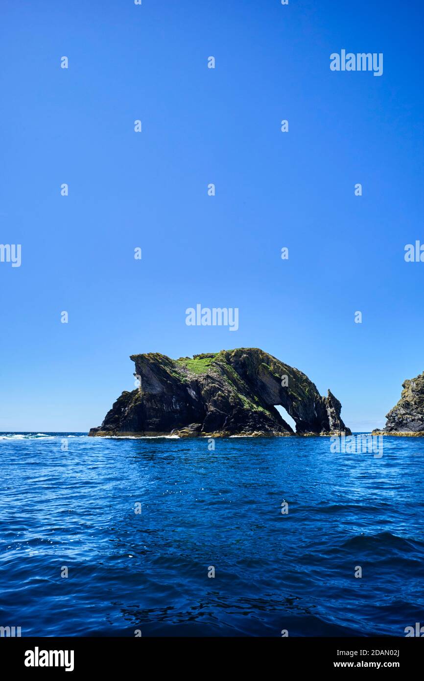 Le dragon buvant rock au large du Calf de Man The Petite île au large de l'île principale de Man Banque D'Images