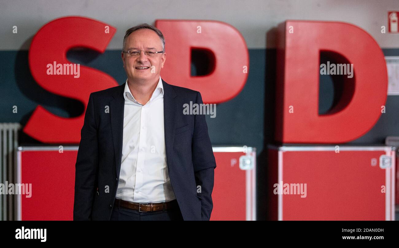 Stuttgart, Allemagne. 14 novembre 2020. Andreas Stoch, président d'Etat du SPD Baden-Württemberg, se trouve à côté du logo du SPD lors d'une conférence en ligne d'une journée du SPD Baden-Württemberg. La conférence du parti doit décider du comité exécutif et du programme des élections de 2021. Credit: Sebastian Gollnow/dpa/Alay Live News Banque D'Images