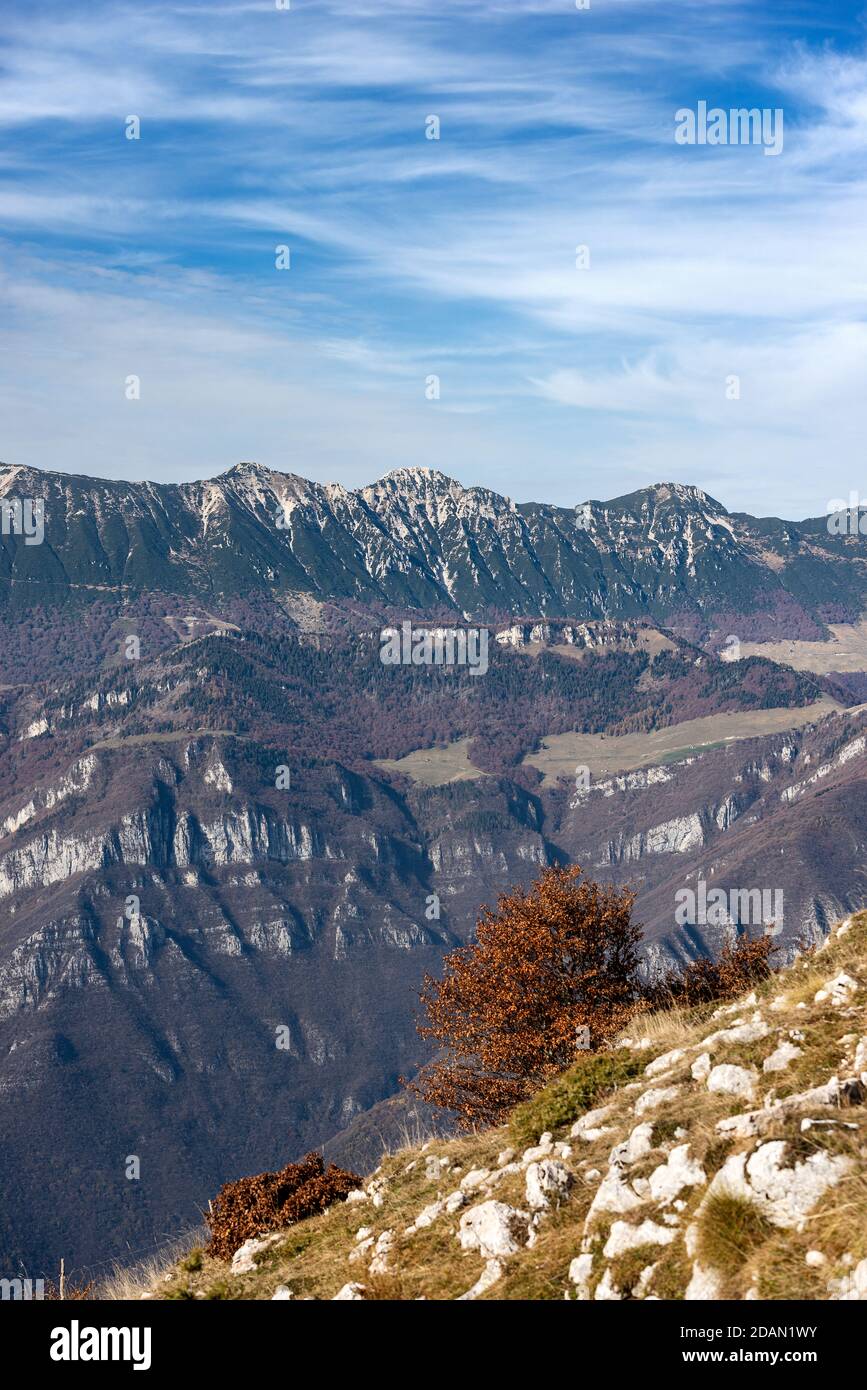 Chaîne de montagnes de Monte Baldo (montagne Baldo) dans la vallée de l'Adige vue du sommet de Corno d'Aquilio, plateau de Lessinia, province de Vérone, Vénétie, Italie Banque D'Images