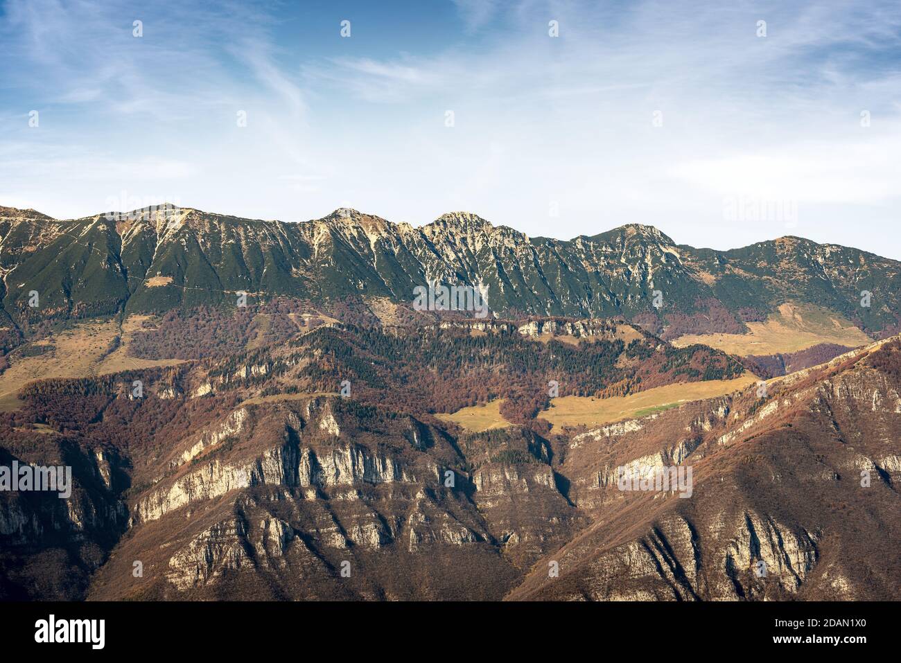 Chaîne de montagnes du Monte Baldo vue depuis le sommet de Corno d'Aquilio, plateau de Lessinia, province de Vérone, vallée de l'Adige, Vénétie, Italie, Europe. Banque D'Images
