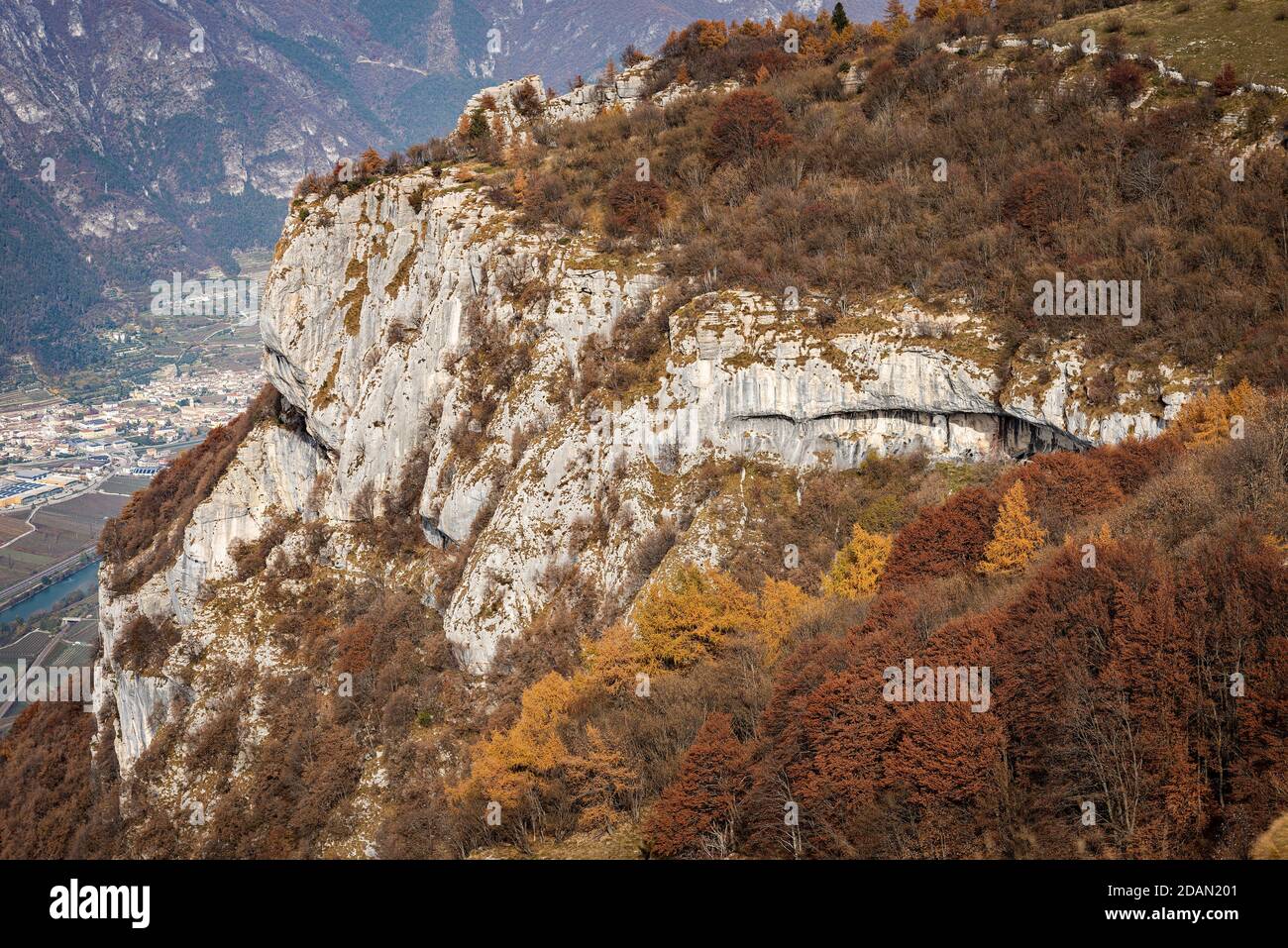 Les rochers lissés par le glacier dans les temps très anciens, vallée de l'Adige, Vénétie et Trentin-Haut-Adige, Italie, Europe. Banque D'Images