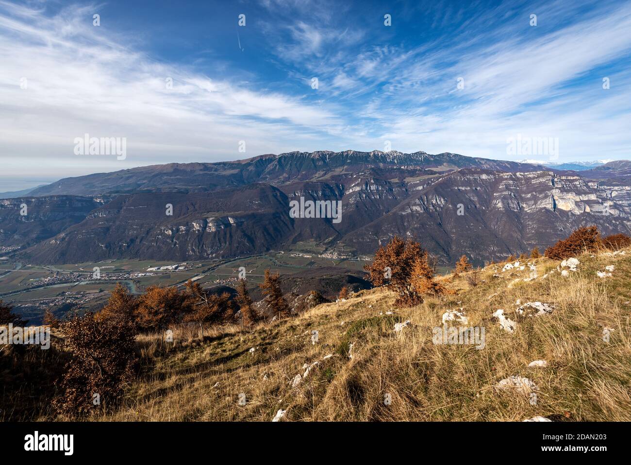 Vue aérienne de la vallée de l'Adige et du Monte Baldo (montagne de Baldo) depuis le sommet de la montagne de Corno d'Aquilio, plateau de Lessinia, Vérone, Italie. Banque D'Images