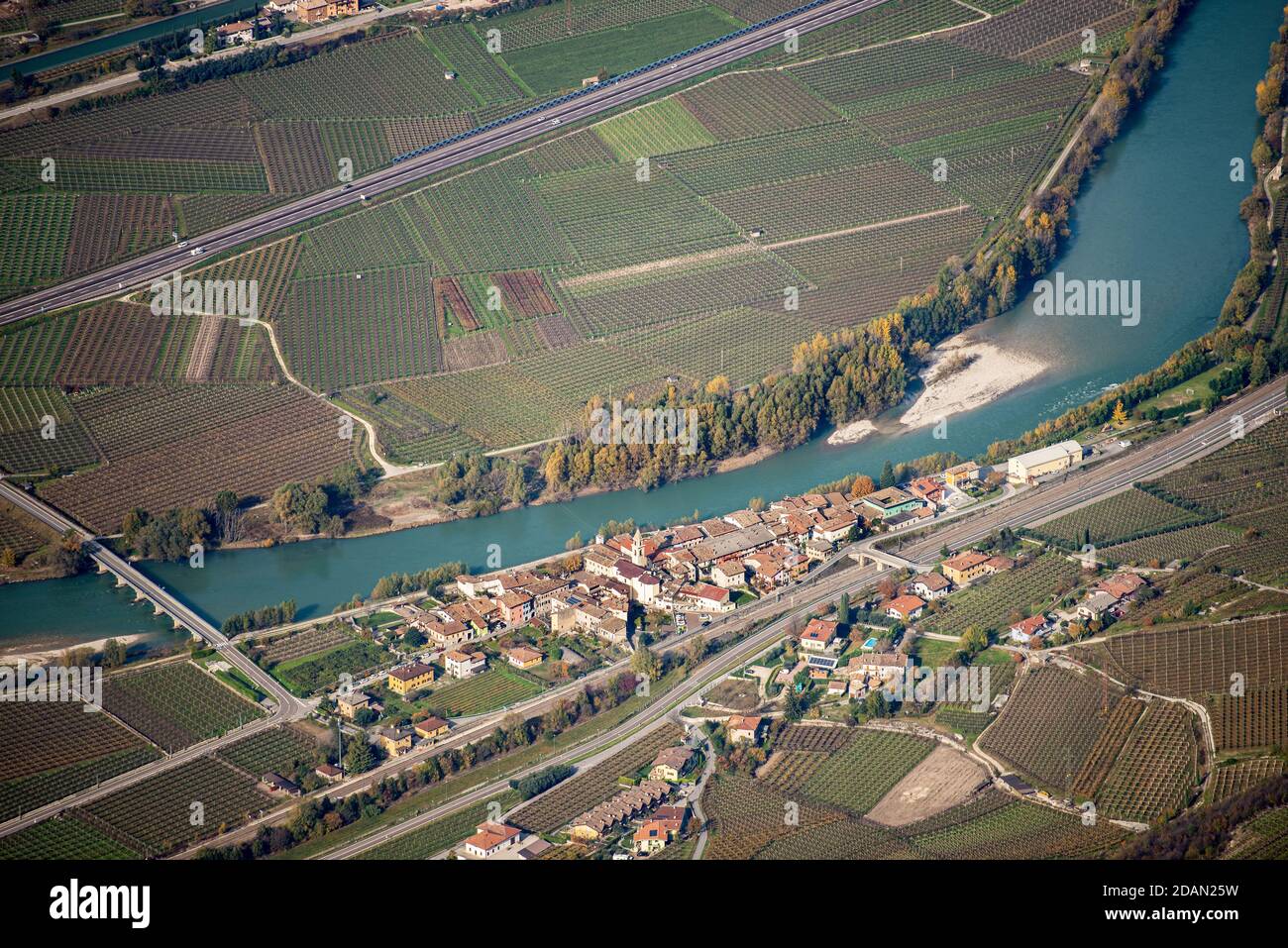 Vue aérienne de la vallée de l'Adige depuis le sommet de la montagne de Corno d'Aquilio avec le petit village de Borghetto all'Adige, Vénétie et Trentin, Italie. Banque D'Images