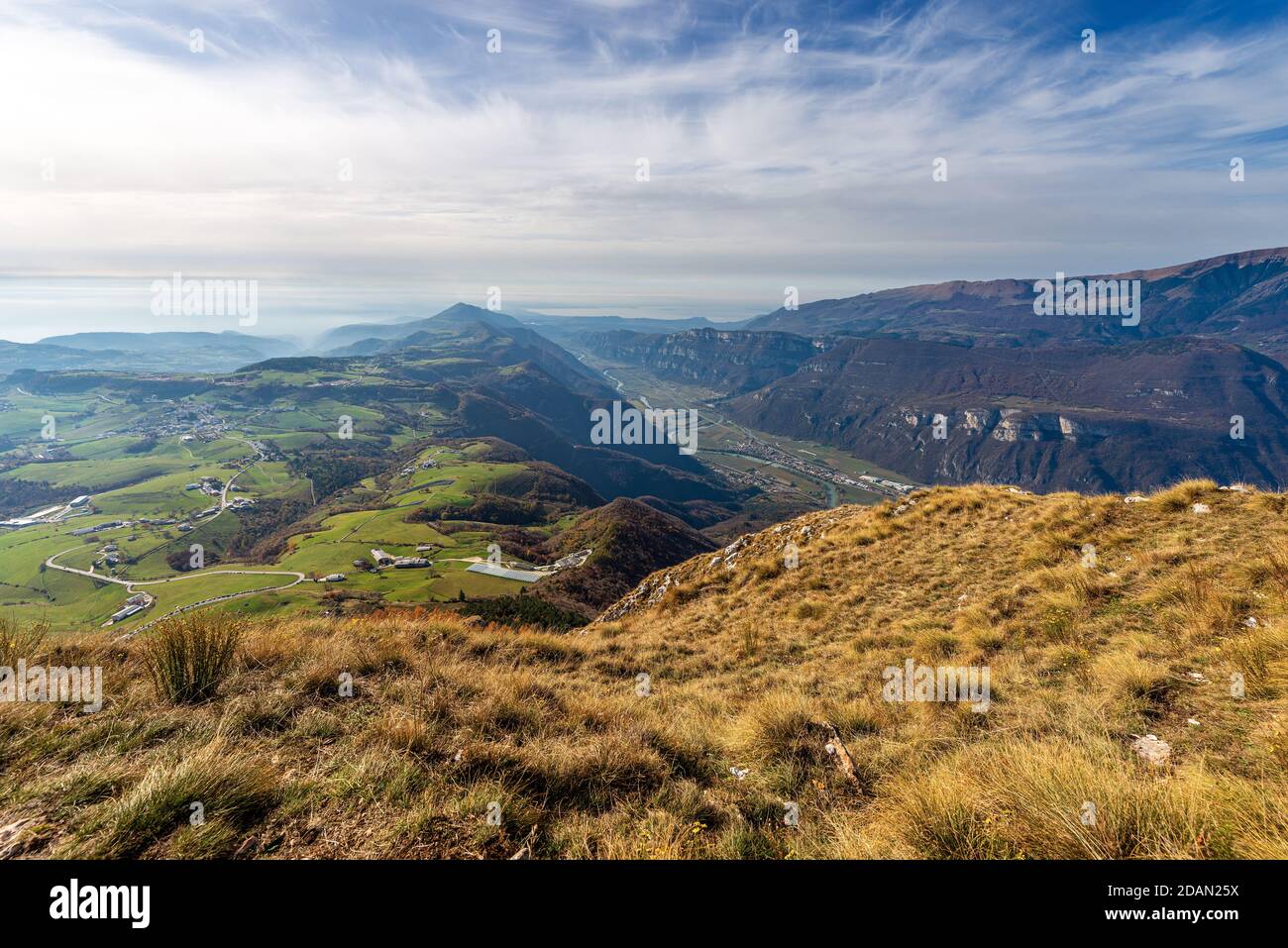 Vue aérienne depuis le sommet de Corno d'Aquilio, avec le plateau de Lessinia, la vallée de l'Adige, le lac de Garde et la montagne Baldo. Sant'Anna d'Alfaedo, Vérone, Banque D'Images