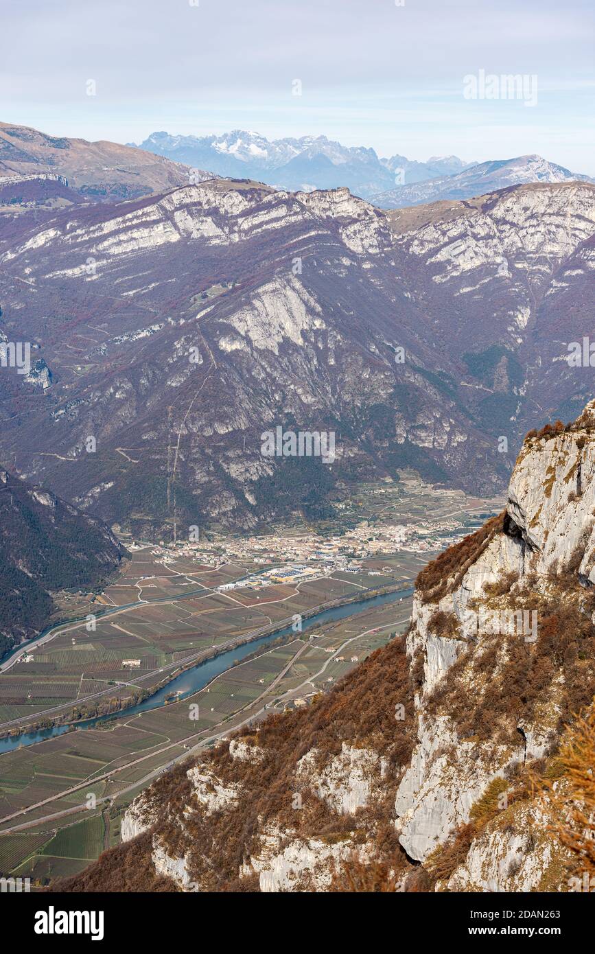Vue aérienne de la vallée d'Adige ou de Vallagarina depuis le sommet de la montagne de Corno d'Aquilio avec la petite ville d'Avio, Trentin-Haut-Adige, Italie, Europe. Banque D'Images