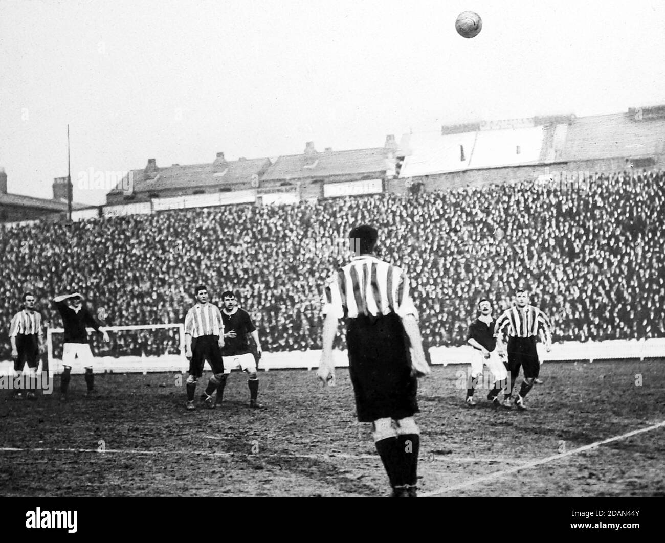 Une foule de matchs de football, début 1900 Banque D'Images