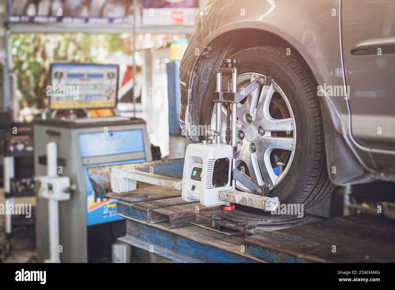 Auto pneus volant équilibrage dispositif d'étalonnage pour le réglage central après le remplacement du pneu au garage. Banque D'Images