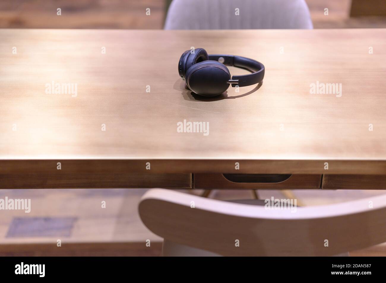 Mise au point sélective d'un casque noir sur un bois tableau Banque D'Images