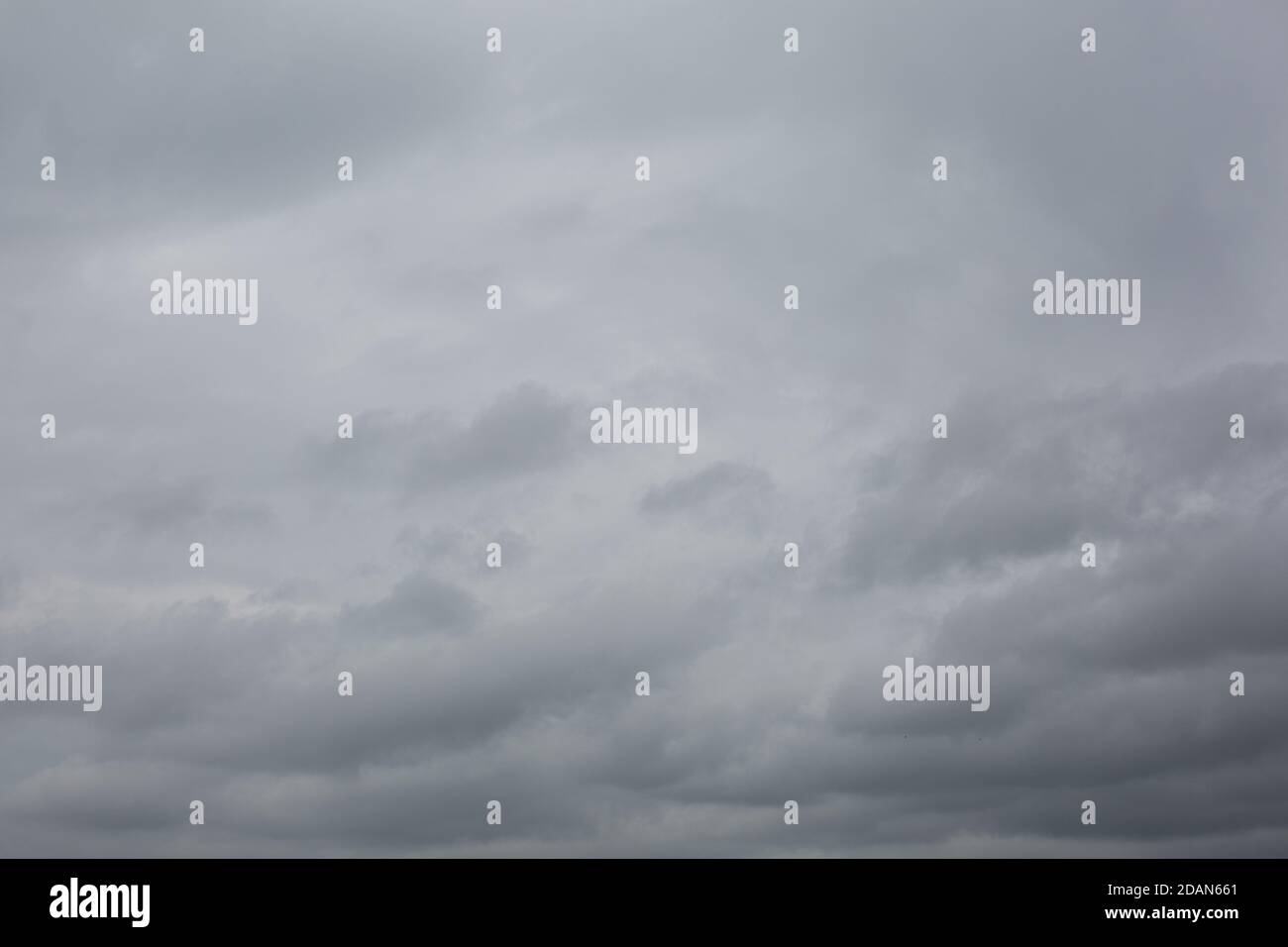 Ciel nuageux avec nuages gris. Tempête Banque D'Images