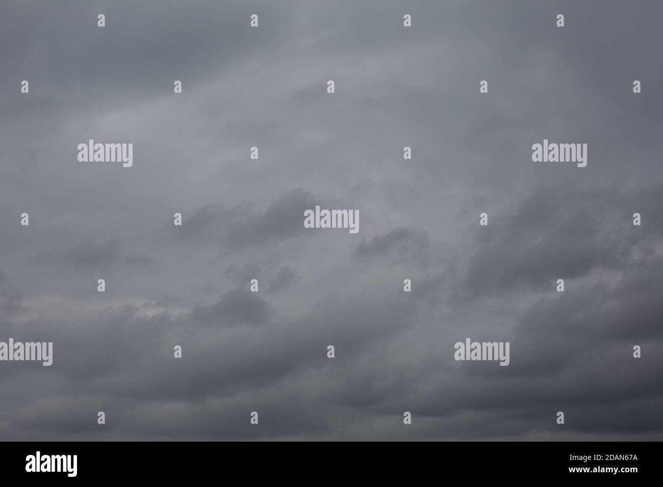 Ciel nuageux avec nuages gris. Tempête Banque D'Images