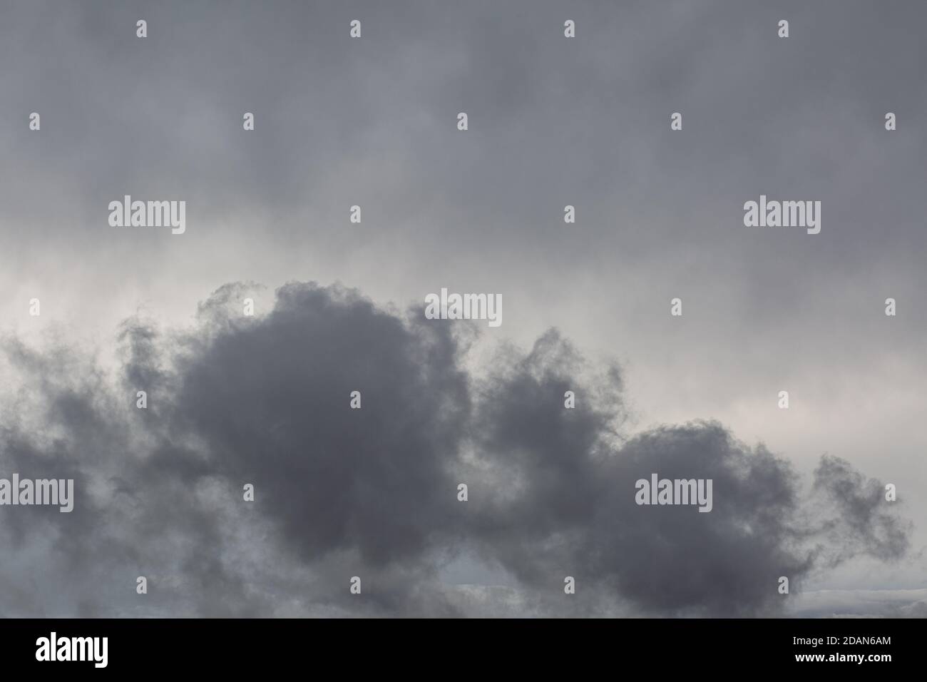 Ciel nuageux avec nuages gris. Tempête Banque D'Images