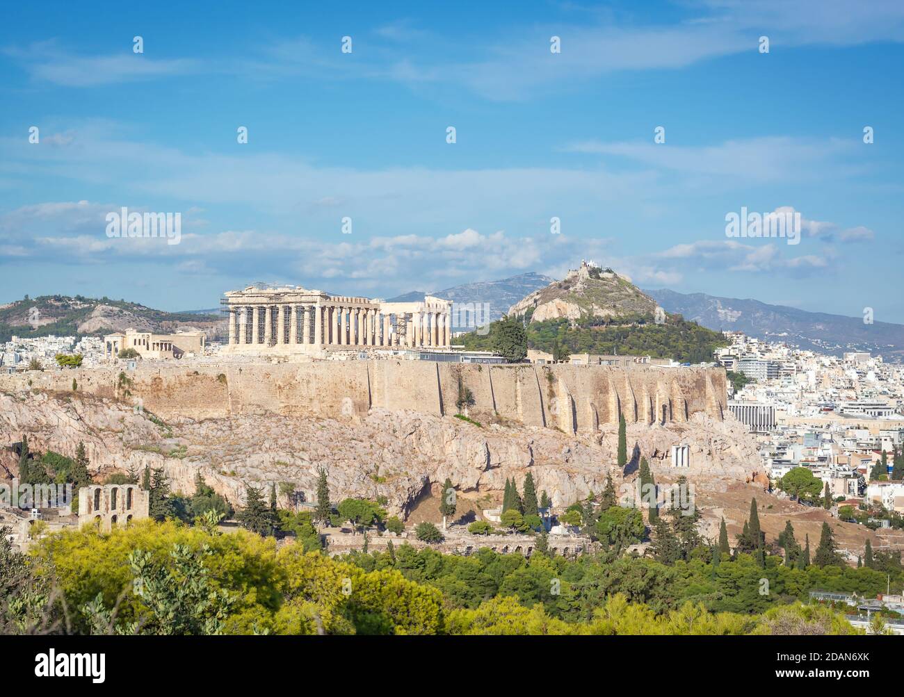 Vue à Athènes sur l'Acropole et la colline du Lycabette la distance Banque D'Images