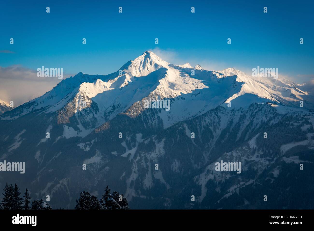 pic de montagne touché par la lumière du soleil Banque D'Images
