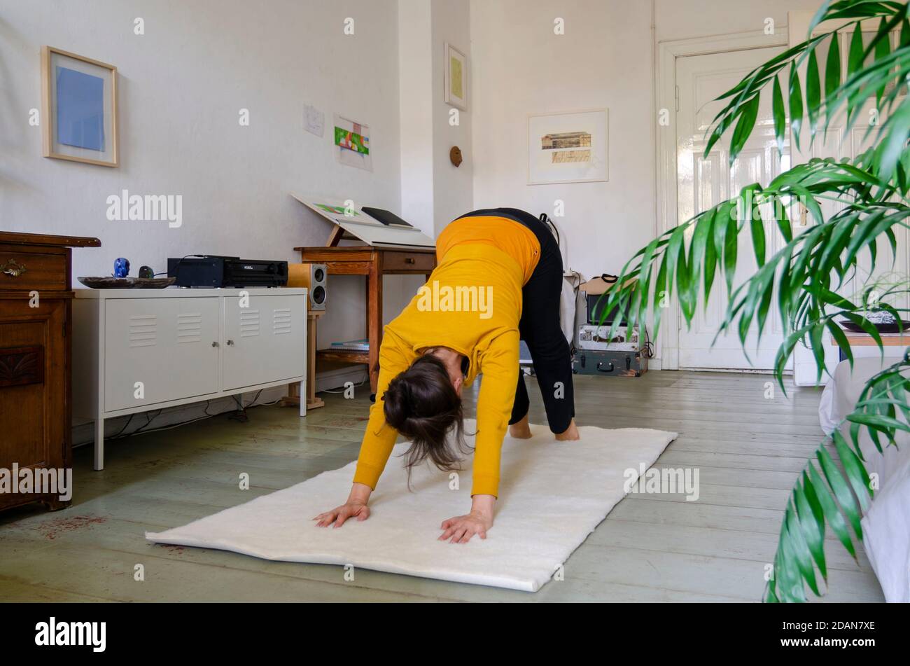 le yoga pose à la maison pendant le verrouillage Banque D'Images