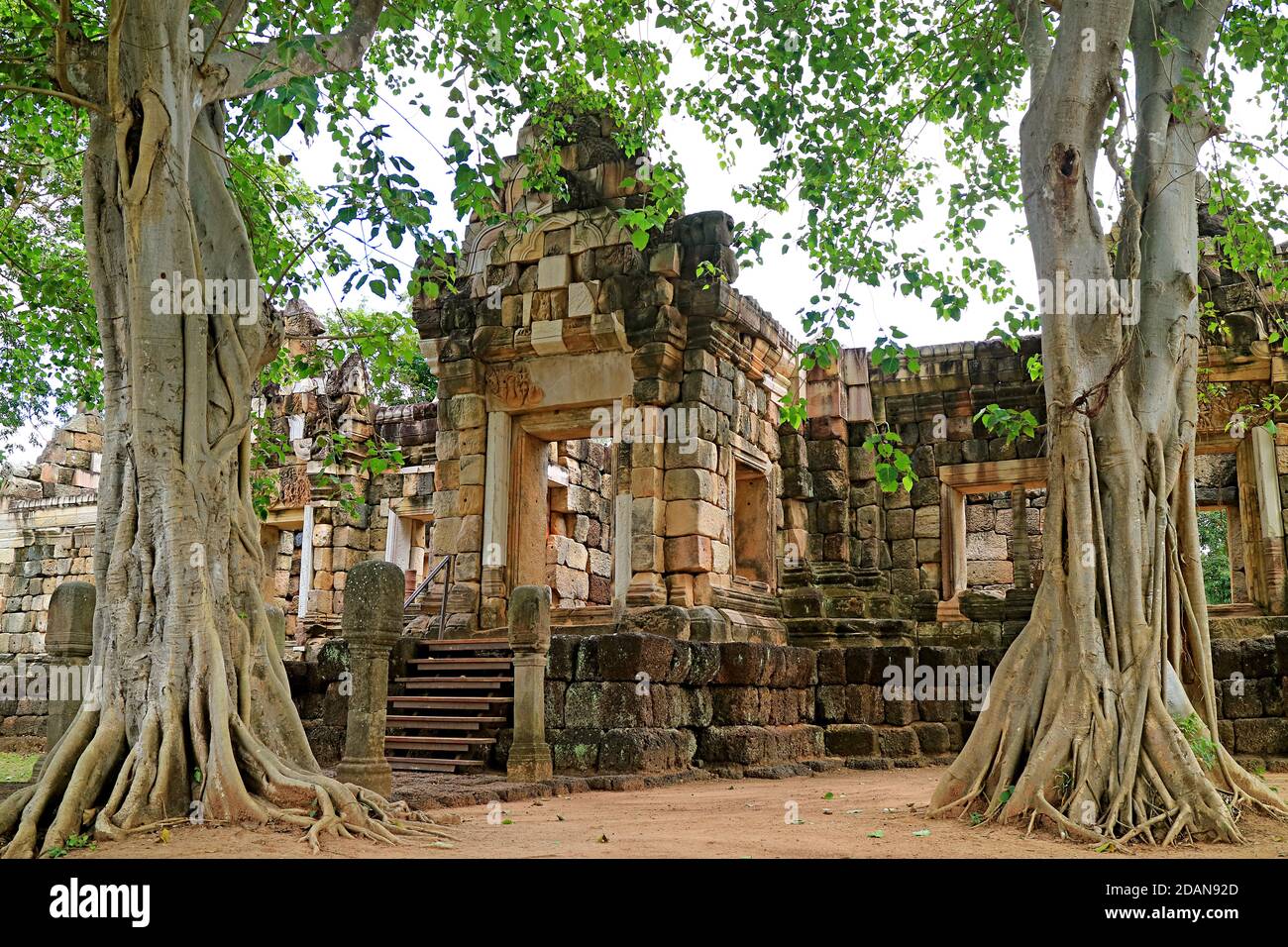 Ruines étonnantes du temple khmer ancien de Prasat Sdok Kok Thom dans la province de sa Kaeo, Thaïlande Banque D'Images