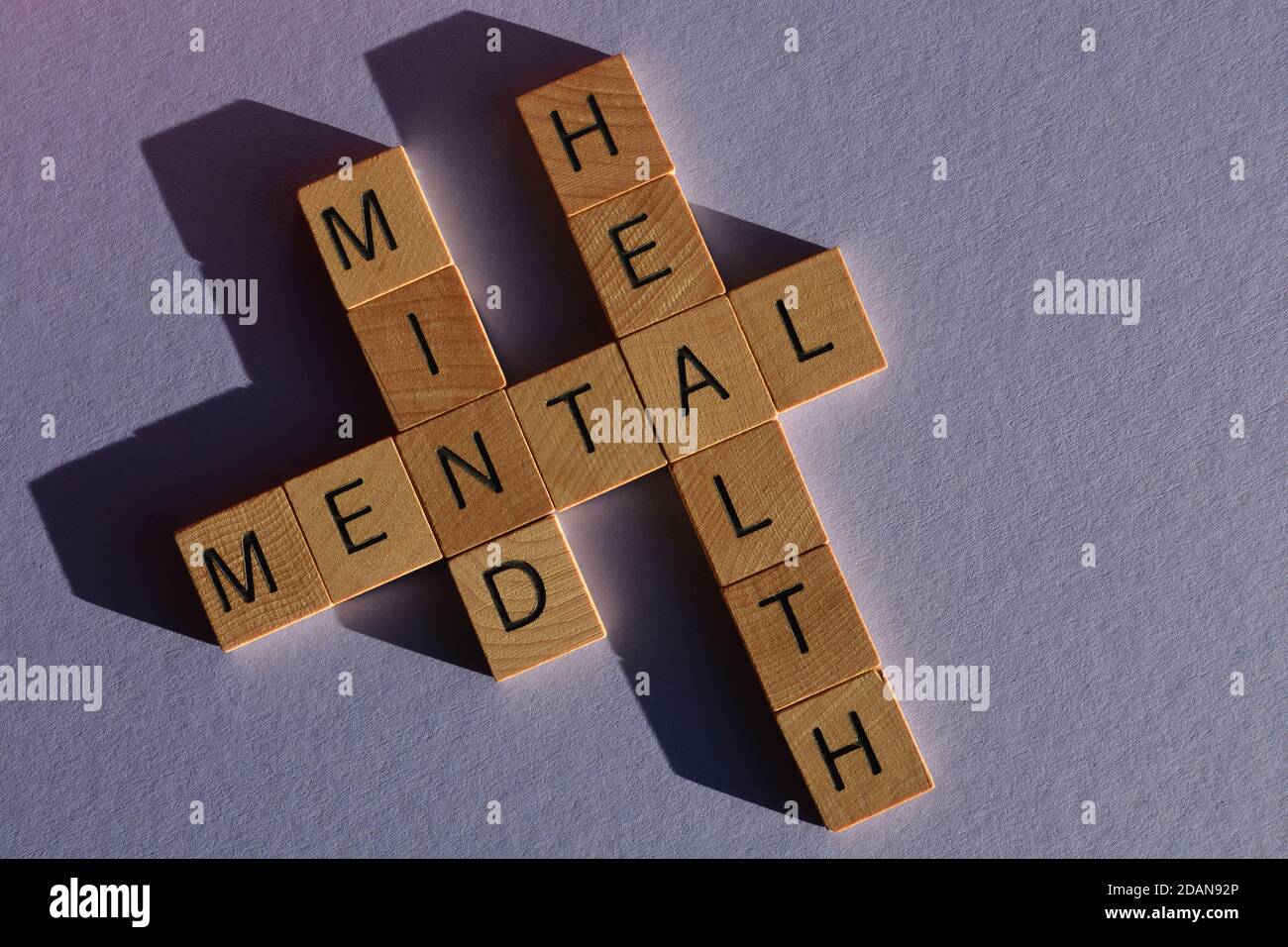 Esprit, mental, Santé, mots en lettres de l'alphabet de bois en forme de mots croisés sur fond violet Banque D'Images