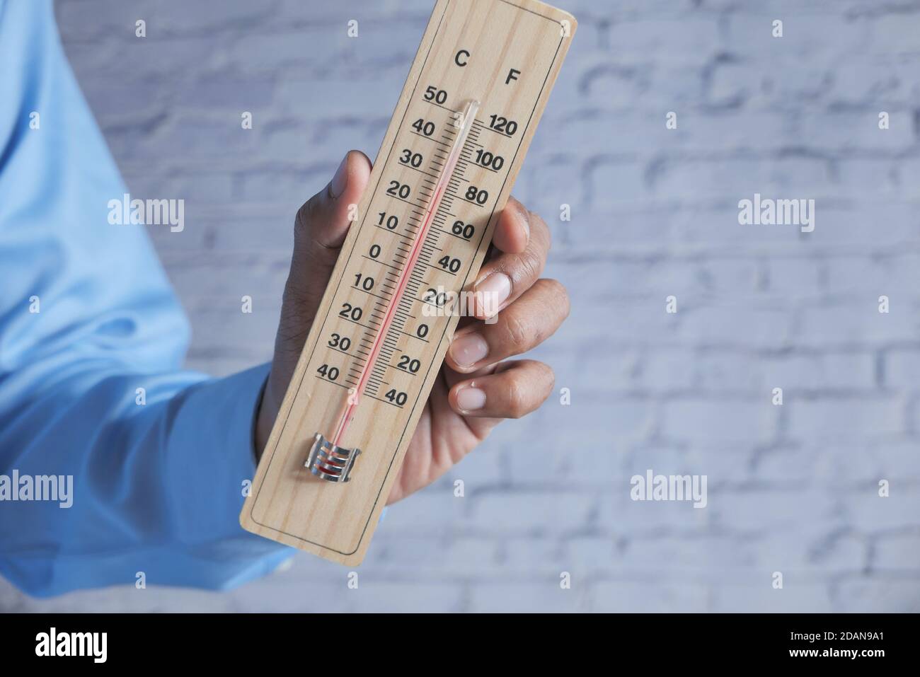 Outils de mesure de température à main levée avec espace de copie Photo  Stock - Alamy