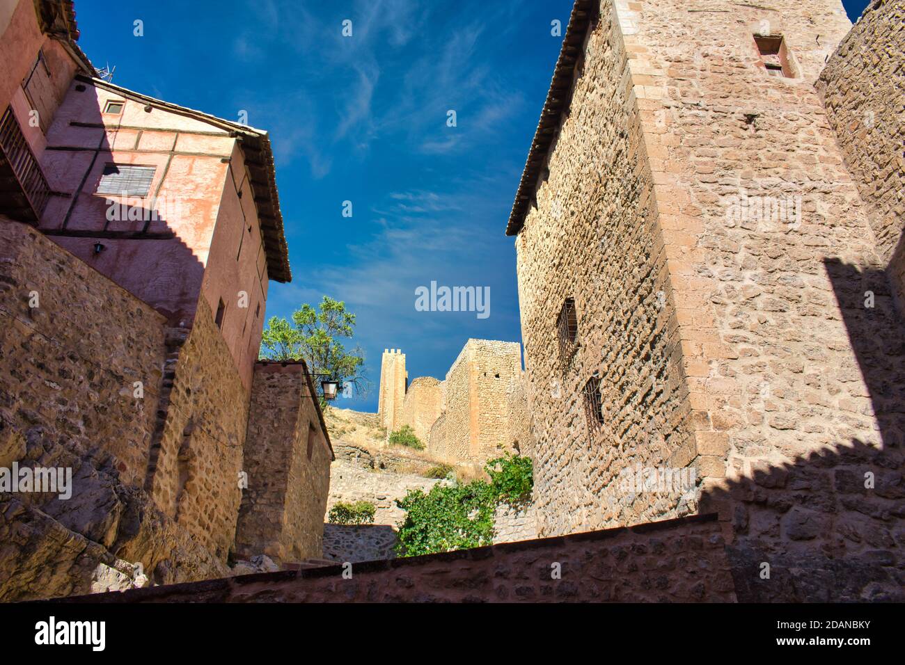 Ascension jusqu'aux murs médiévaux d'Albarracin depuis le portail De Molina Banque D'Images