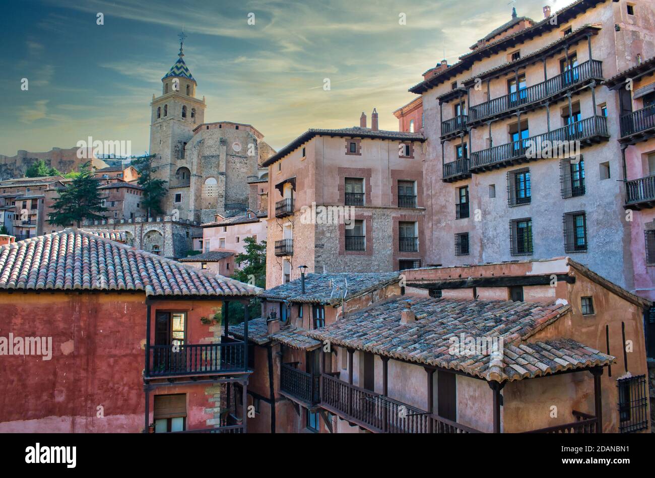 Architecture traditionnelle dans le village d'Albarracin, Teruel et El Salvador cathédrale clocher du XVIe siècle Banque D'Images
