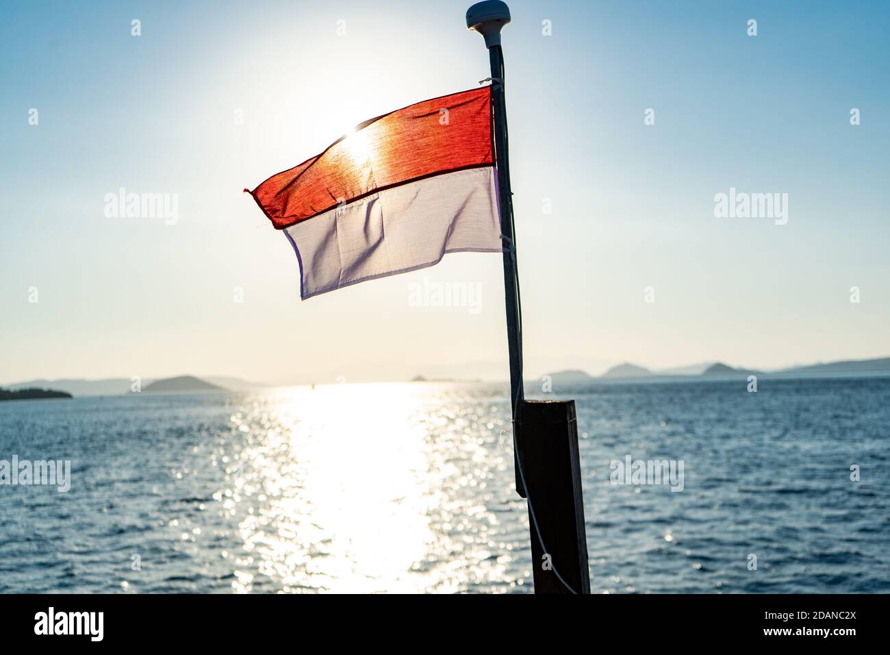 drapeau indonésien sur la mer Banque D'Images