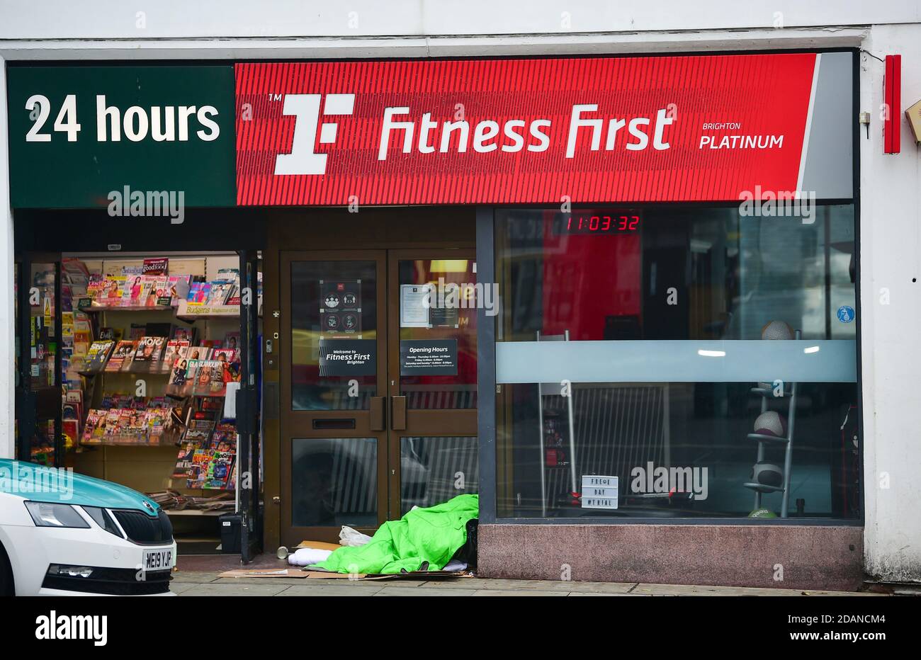 Brighton Royaume-Uni 14 novembre 2020 - UN Fitness First Gym avec un homme sans abri dormant dans leur porte à Brighton comme le quartier commerçant de la ville reste calme en raison des dernières restrictions de verrouillage du coronavirus COVID-19 en Angleterre : Credit Simon Dack / Alay Live News Banque D'Images