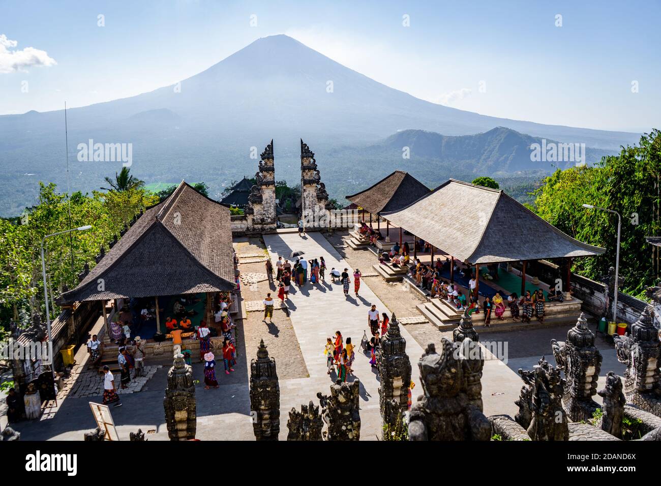 temple au sommet d'une montagne avec vue sur vulcano Banque D'Images