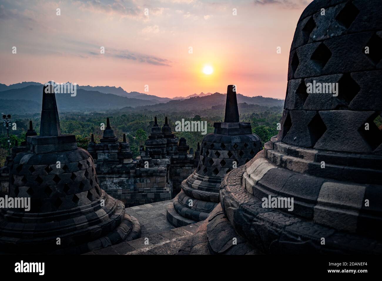 Coucher de soleil au temple Borobudur en indonésie Photo Stock - Alamy