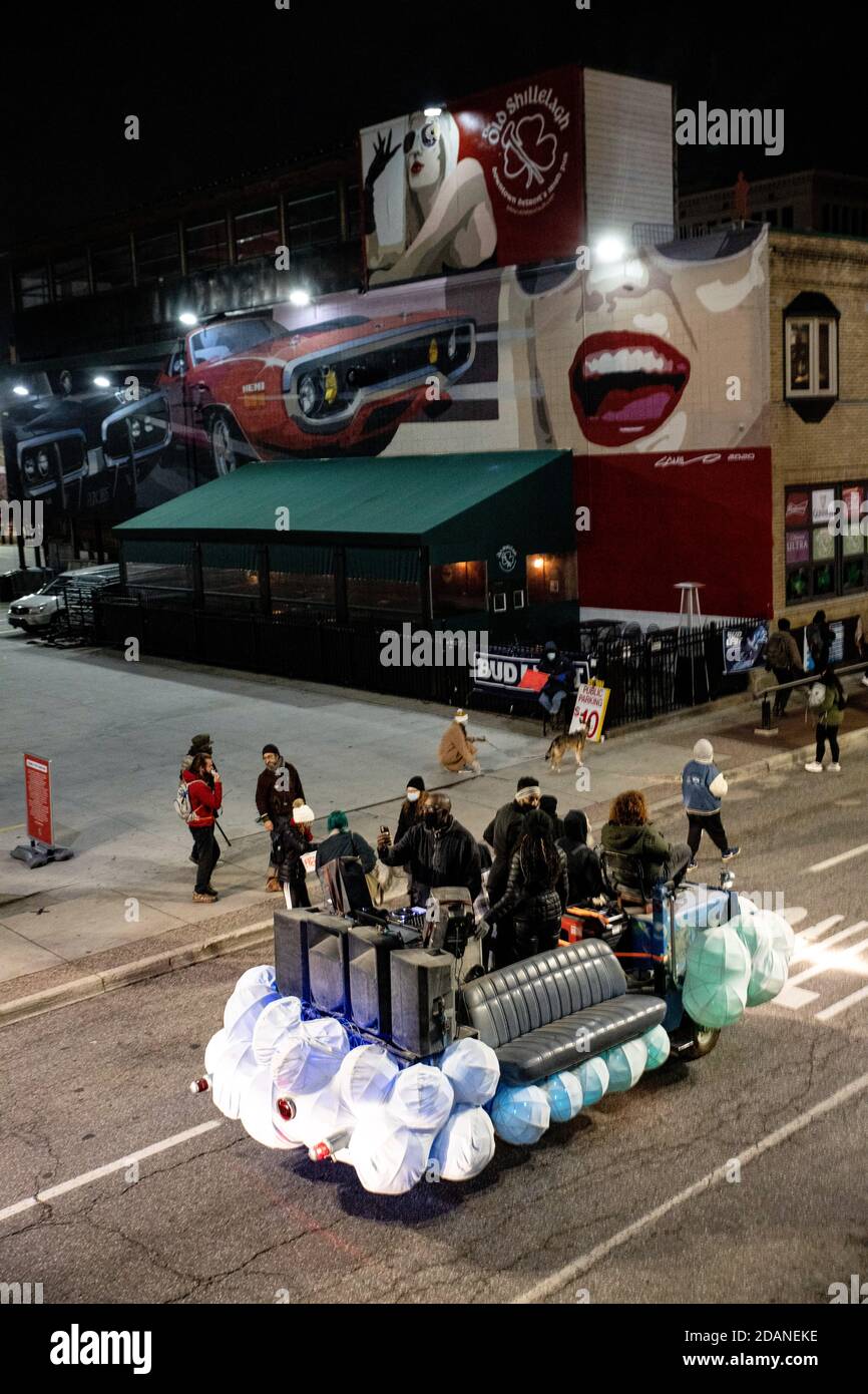 Une voiture équipée de haut-parleurs porte Kevin Saunderson, légende de la techno de Detroit, devant une murale dans le centre-ville de Detroit. Detroit will Breathe, un groupe militant contre la brutalité policière et pour Black Lives, a organisé une marche nocturne « Chief Craig démissionnent » dans le centre-ville de Detroit. Cette manifestation particulière a porté sur le traitement par le chef de police James Craig des manifestants de l'aile droite qui sont entrés à Detroit pour arrêter le décompte des voix au TCF Center le lendemain des élections. Detroit respire affirme que leurs manifestants pacifiques ont été envoyés à l'hôpital par la police de Detroit, tandis que l'aile droite prote Banque D'Images