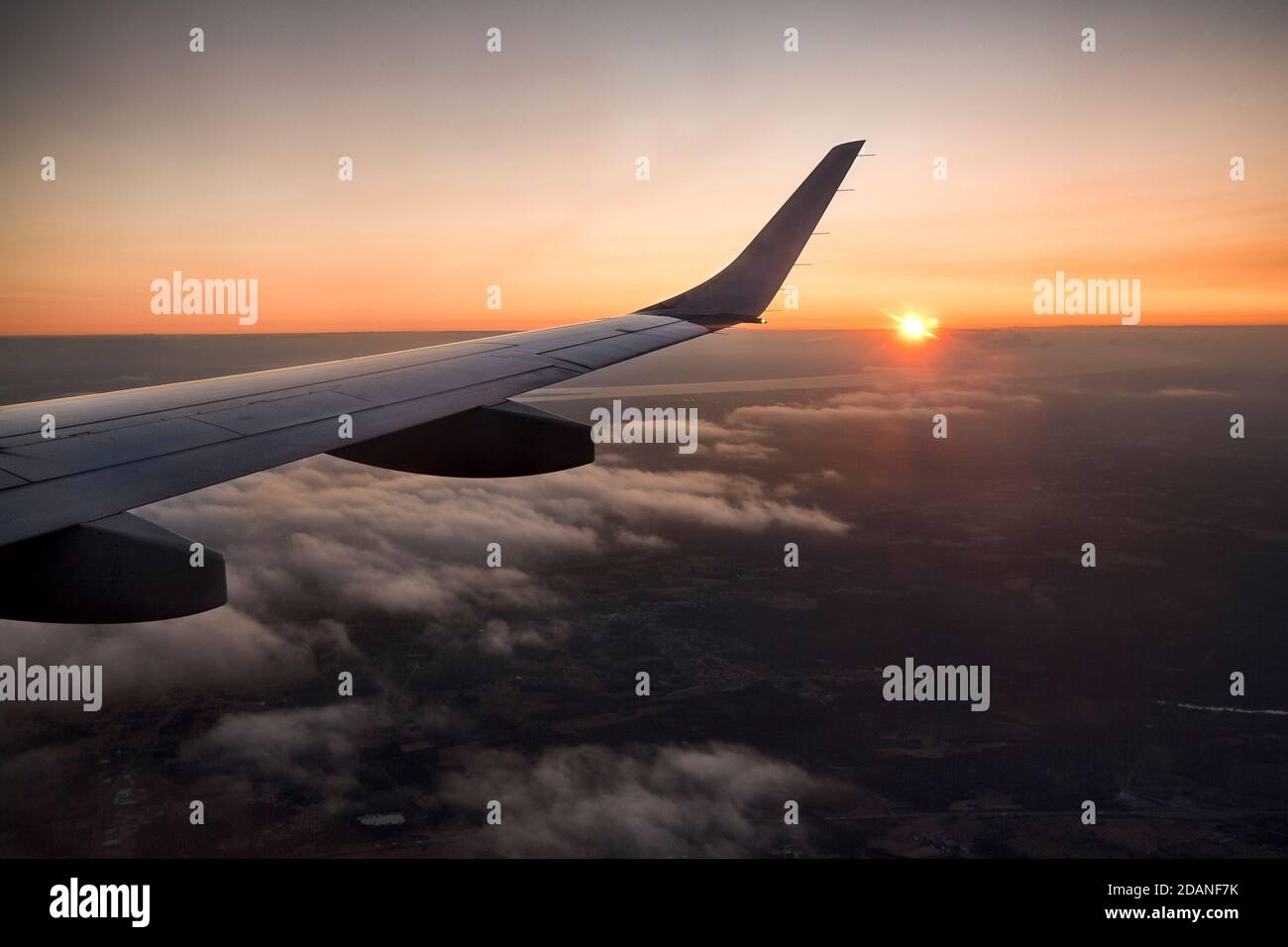 Vue sur l'aile de l'avion pendant que le soleil se lève Banque D'Images