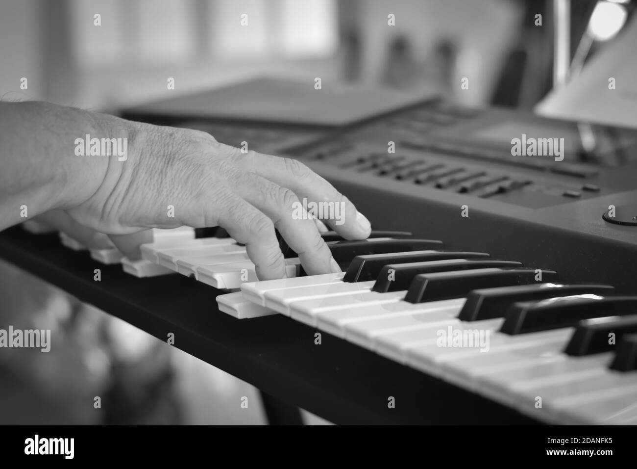 Gros plan d'un musicien jouant un clavier de piano. Banque D'Images