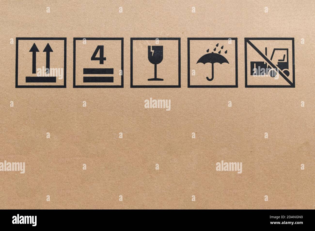 Icônes de signe de fragilité noires sur le carton. Boîte contenant le symbole indiquant un article fragile, à manipuler avec précaution. Banque D'Images Icônes de signe de fragilité noires sur le carton. Boîte contenant le symbole indiquant un article fragile, à manipuler avec précaution. Banque D'Images