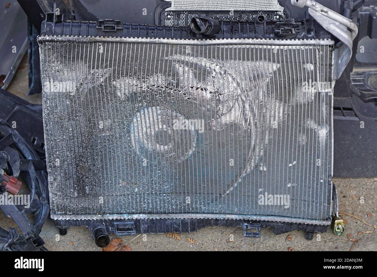 Endommagé dans un accident de la route, radiateur de voiture en aluminium  Photo Stock - Alamy