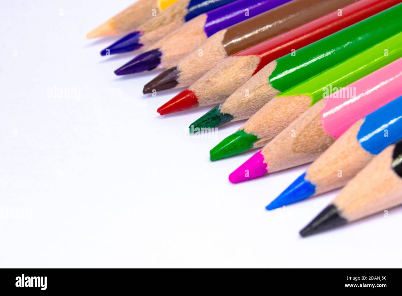 Crayons de couleur - Crayons de couleur, crayons de couleur, Close up plan macro sur crayon de couleur crayon tas plumes, crayons utilisés à partir d'une salle d'art de l'école. L'École de la papeterie, Banque D'Images