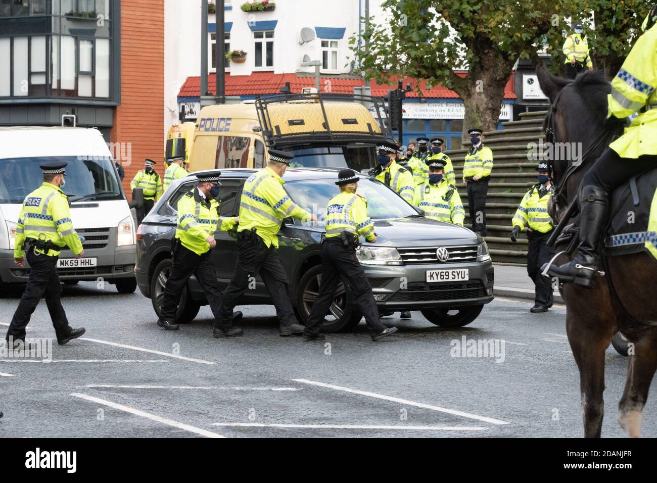 Liverpool, Royaume-Uni. 14 novembre 2020. La police émet un ordre de dispersion à l'église St. Luke's bombardé en raison d'un rassemblement croissant de personnes qui ont l'intention de montrer leur insatisfaction à l'égard du verrouillage britannique et de la réaction du gouvernement britannique sur le coronavirus COVID-19. Crédit : Callum Fraser/Alay Live News Banque D'Images