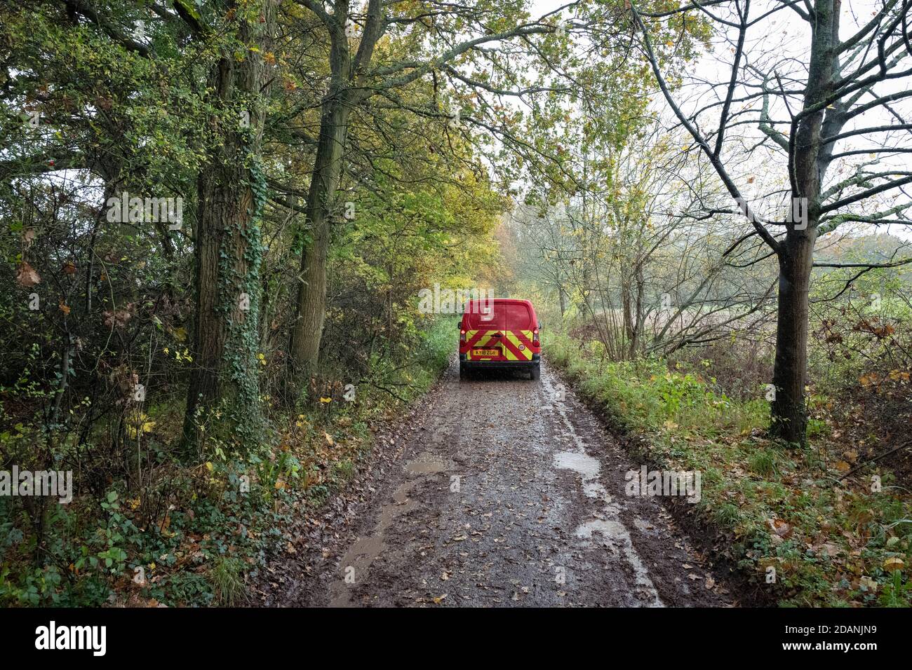 Fourgonnette Royal Mail sur la voie de campagne Banque D'Images
