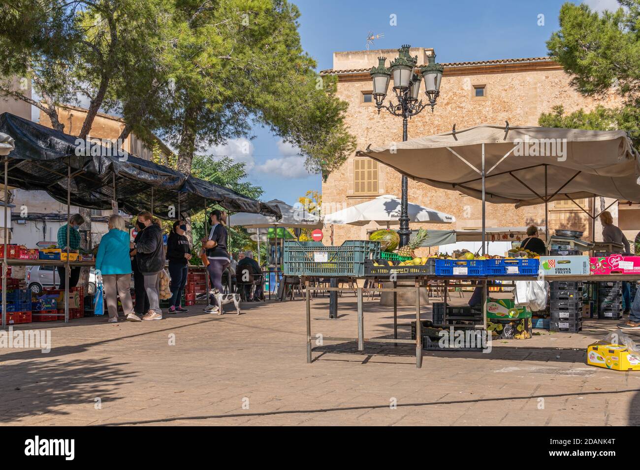 Campos, Îles Baléares/Espagne; novembre 2020: Stand de fruits et légumes au marché traditionnel de la rue à Campos. Vendeur et acheteurs avec Mas facial Banque D'Images