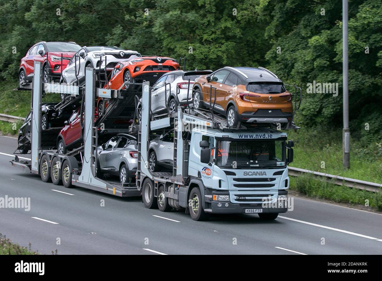 Scania P450 , véhicule de transport NVD (National Vehicle distribution) conduisant sur l'autoroute M6 près de Preston à Lancashire, Royaume-Uni. Banque D'Images