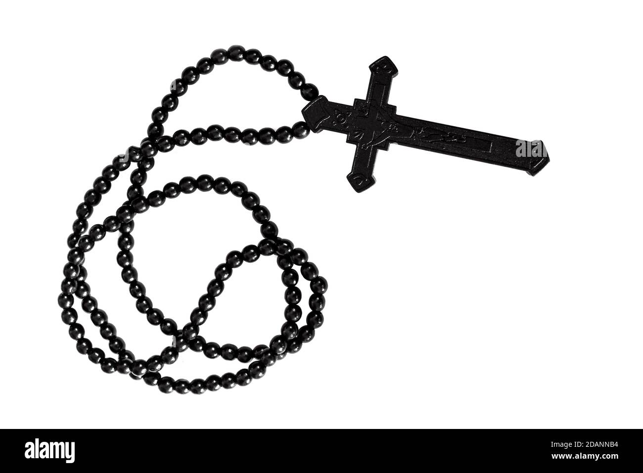 Collier de croix chrétienne noire isolé sur fond blanc. Banque D'Images