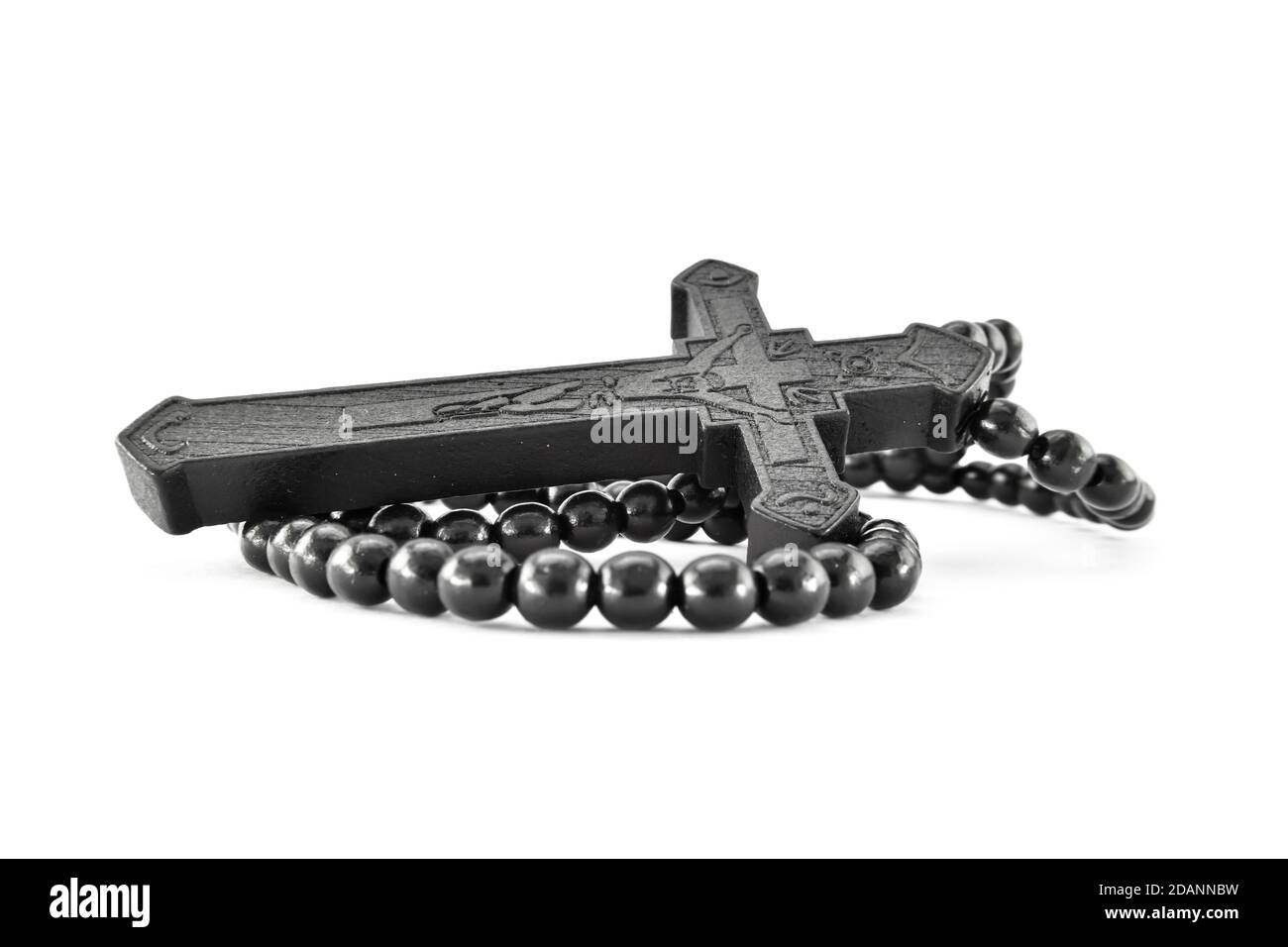 Collier de croix chrétienne noire isolé sur fond blanc. Banque D'Images