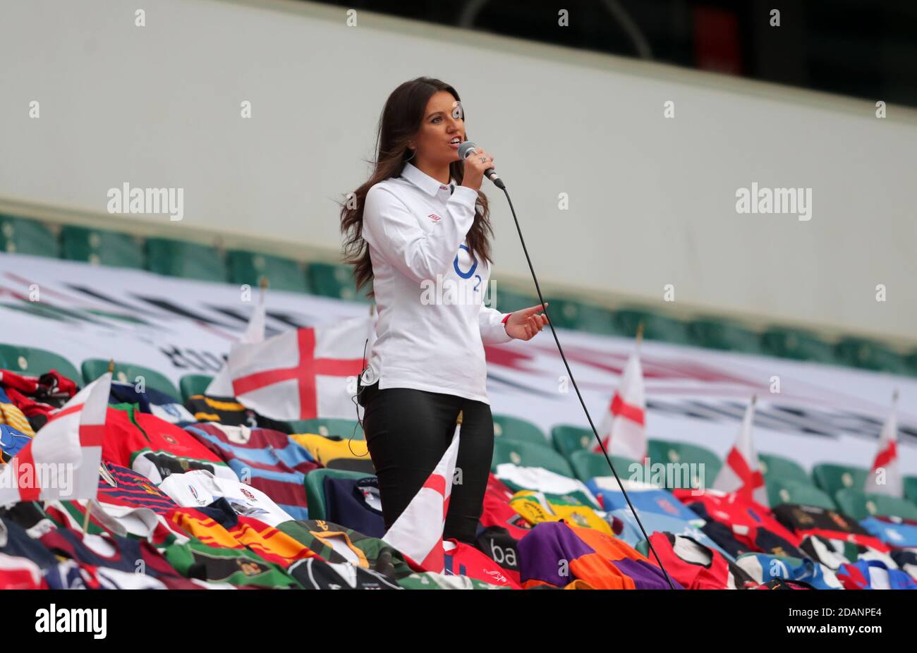 Faryl Smith chante l'hymne national avant le match de la coupe des nations de l'automne à Twickenham, Londres. Banque D'Images