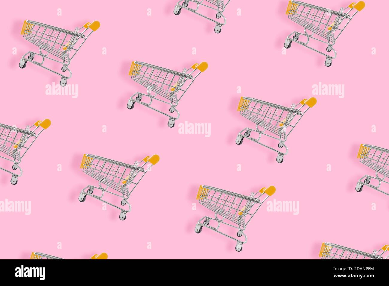 Concept amateur de shopping. Panier à motif sans couture sur fond rose. Composition de la pose à plat, vue de dessus Banque D'Images