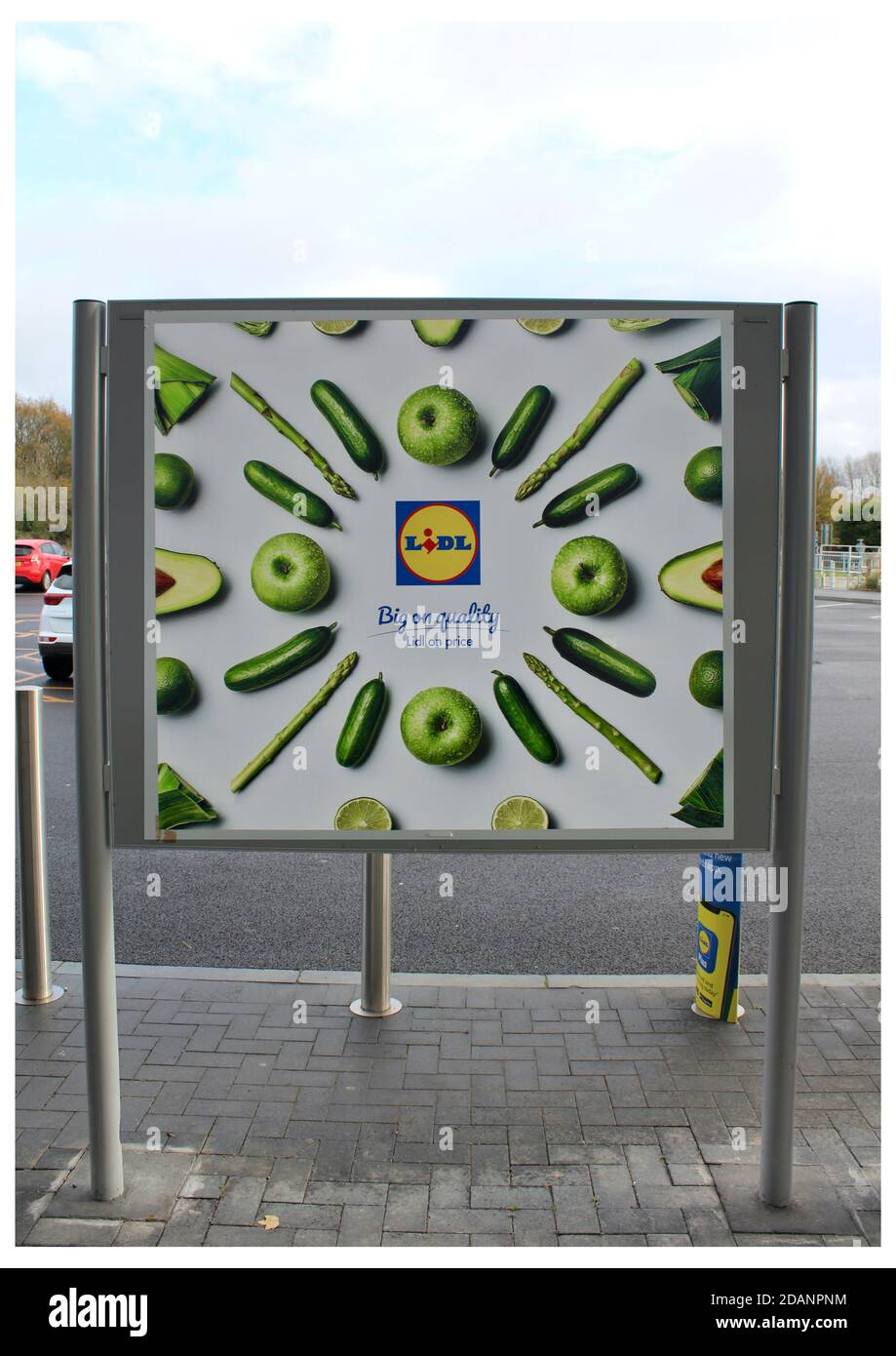 Affiche publicitaire de Lidl à l'extérieur de l'entrée du magasin. Banque D'Images