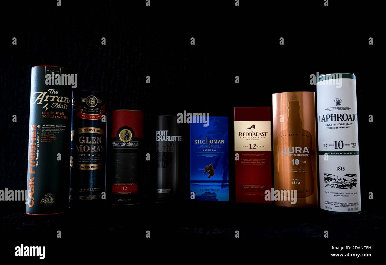 Marques de whisky écossais et de whisky irlandais : Arran Malt, Glen Moray, Bunnahabhain, Port Charlotte, Kilchoman, Redbreast, Jura & Laphroaig whiskys Banque D'Images