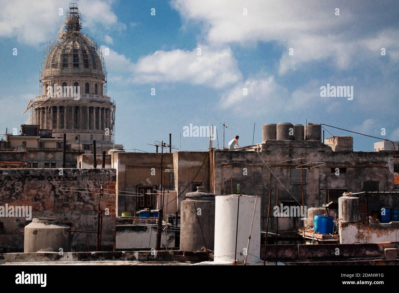 Vue panoramique aérienne d'une personne sur le toit dans une ville ancienne et détruite où il y a des maisons et des vies de personnes. La Havane Cuba Banque D'Images