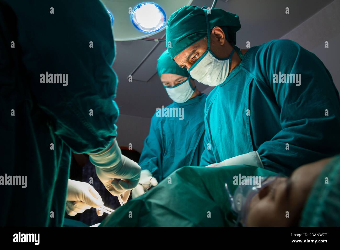 groupe de médecins chirurgicaux professionnels concentré chirurgie chirurgicale un patient dans la salle d'opération de l'hôpital. concept médical et de soins de santé. Banque D'Images