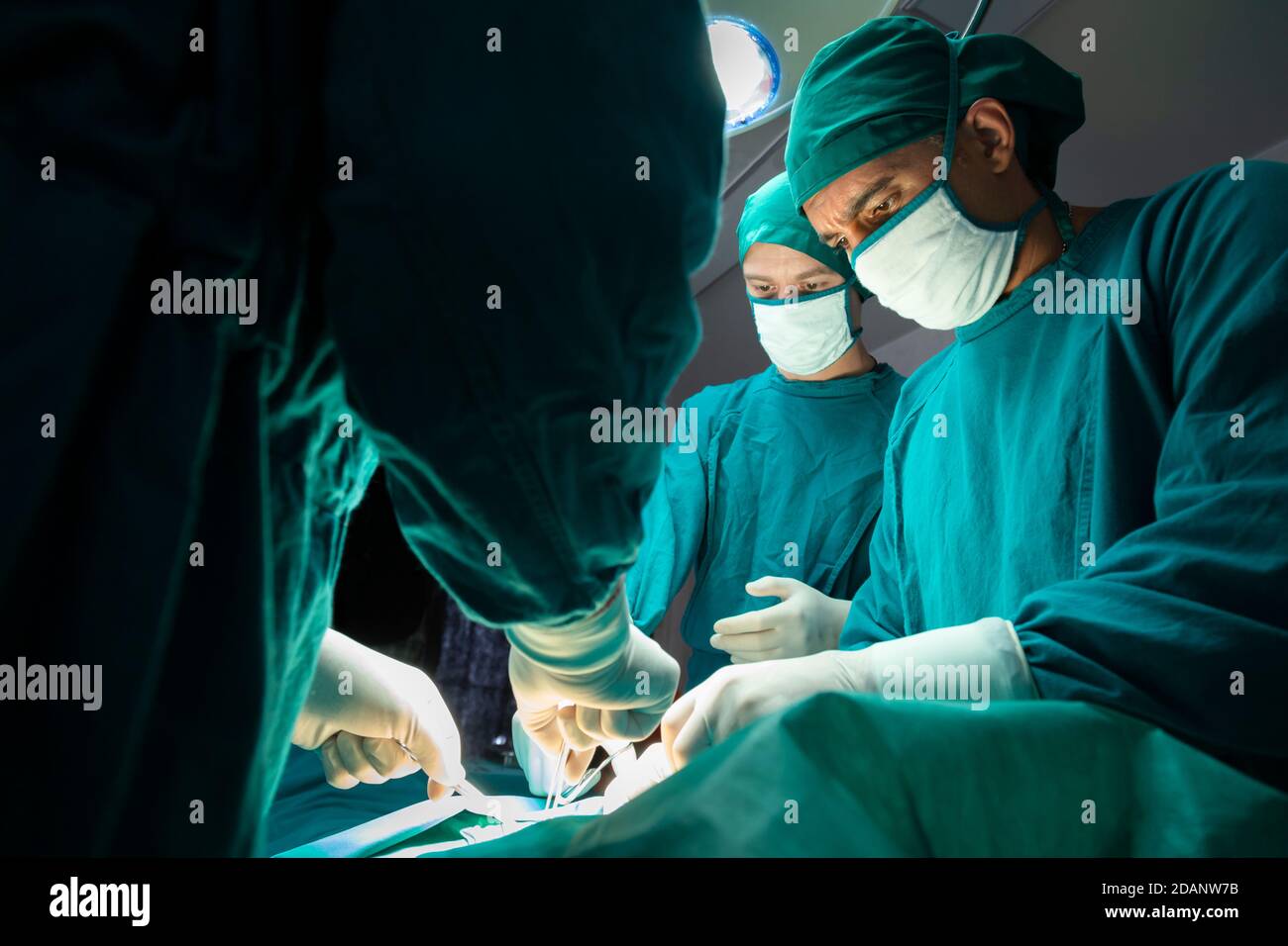 groupe de médecins chirurgicaux professionnels concentré chirurgie chirurgicale un patient dans la salle d'opération de l'hôpital. concept médical et de soins de santé. Banque D'Images
