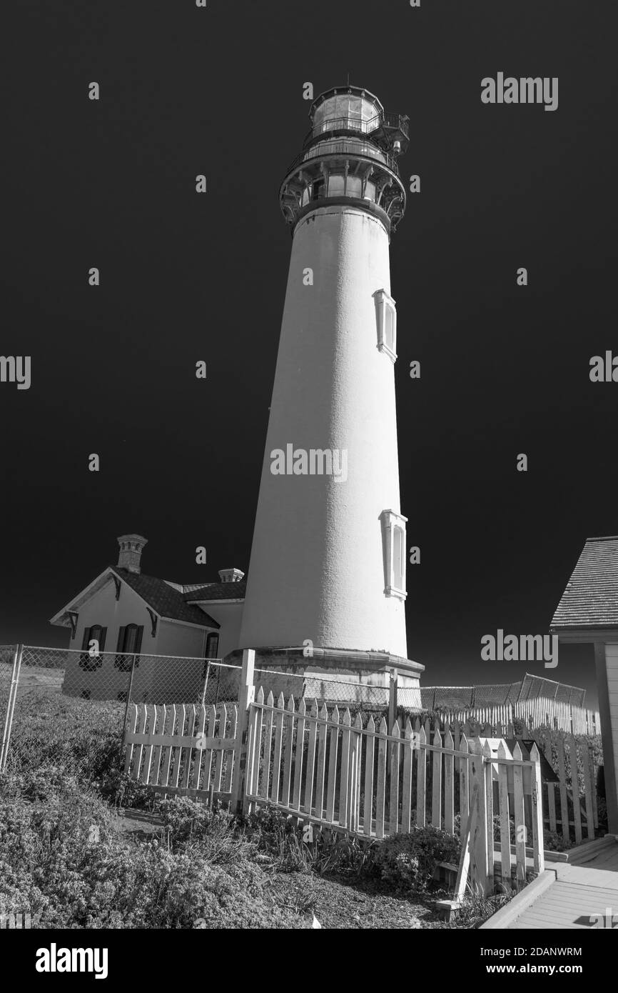 Phare de Pigeon point en Californie, avec phare, quartier des gardiens et clôture. Lumineux, ensoleillé, ciel bleu clair. Banque D'Images Phare de Pigeon point en Californie, avec phare, quartier des gardiens et clôture. Lumineux, ensoleillé, ciel bleu clair. Banque D'Images