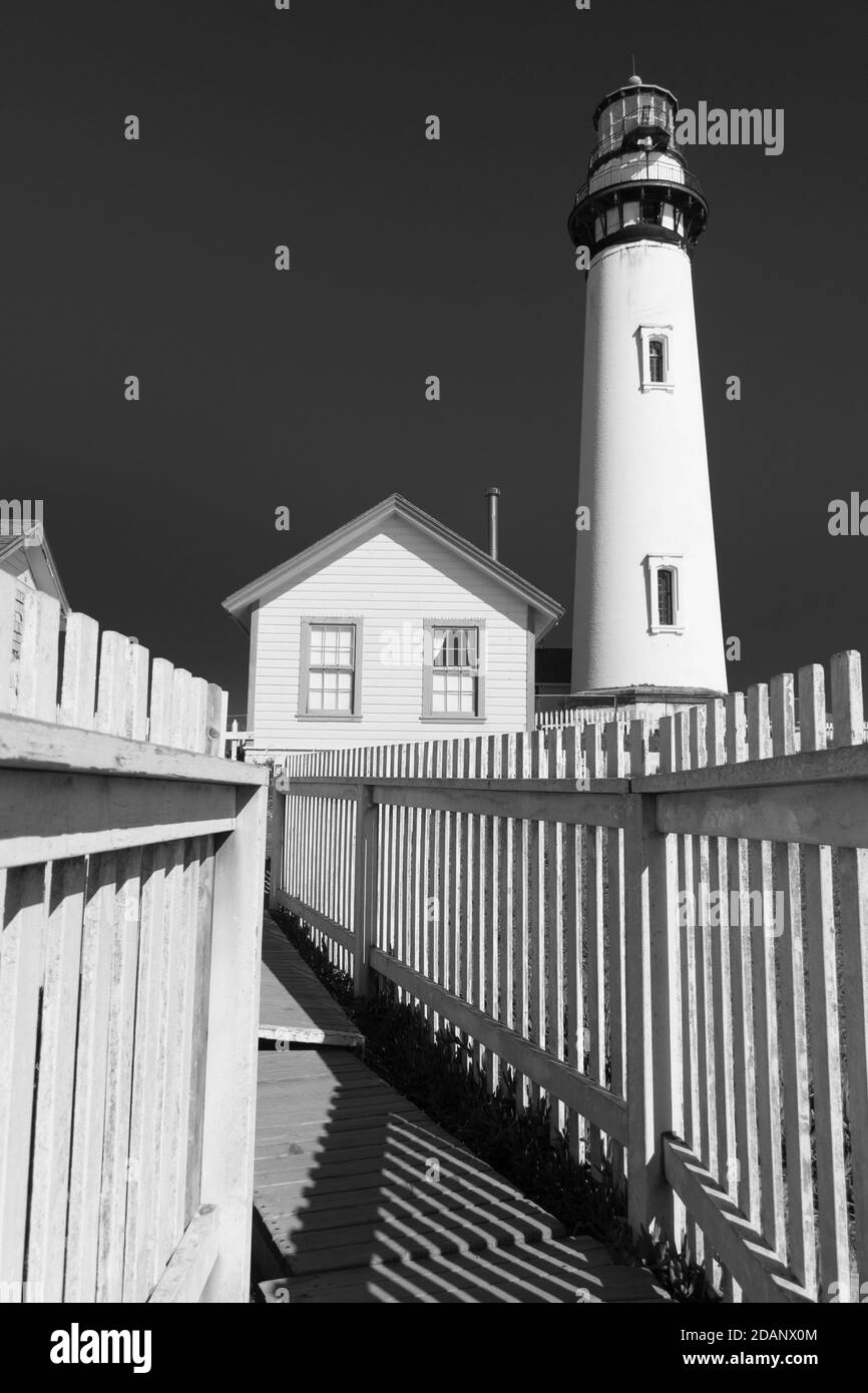 Phare de Pigeon point en Californie, avec phare, quartier des gardiens et clôture. Lumineux, ensoleillé, ciel bleu clair. Banque D'Images Phare de Pigeon point en Californie, avec phare, quartier des gardiens et clôture. Lumineux, ensoleillé, ciel bleu clair. Banque D'Images