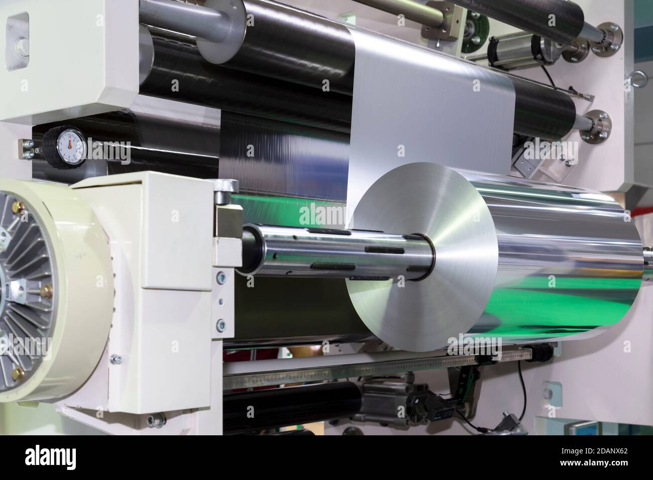 rouleau de papier d'aluminium pour l'emballage alimentaire sur machine d'emballage automatique dans l'usine de produits alimentaires. concept industriel et technologique. Banque D'Images
